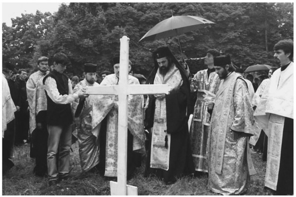 I.P.S. Mitropolit Daniel binecuvântând locul viitoarei clădiri a Seminarului, 20 mai 1998